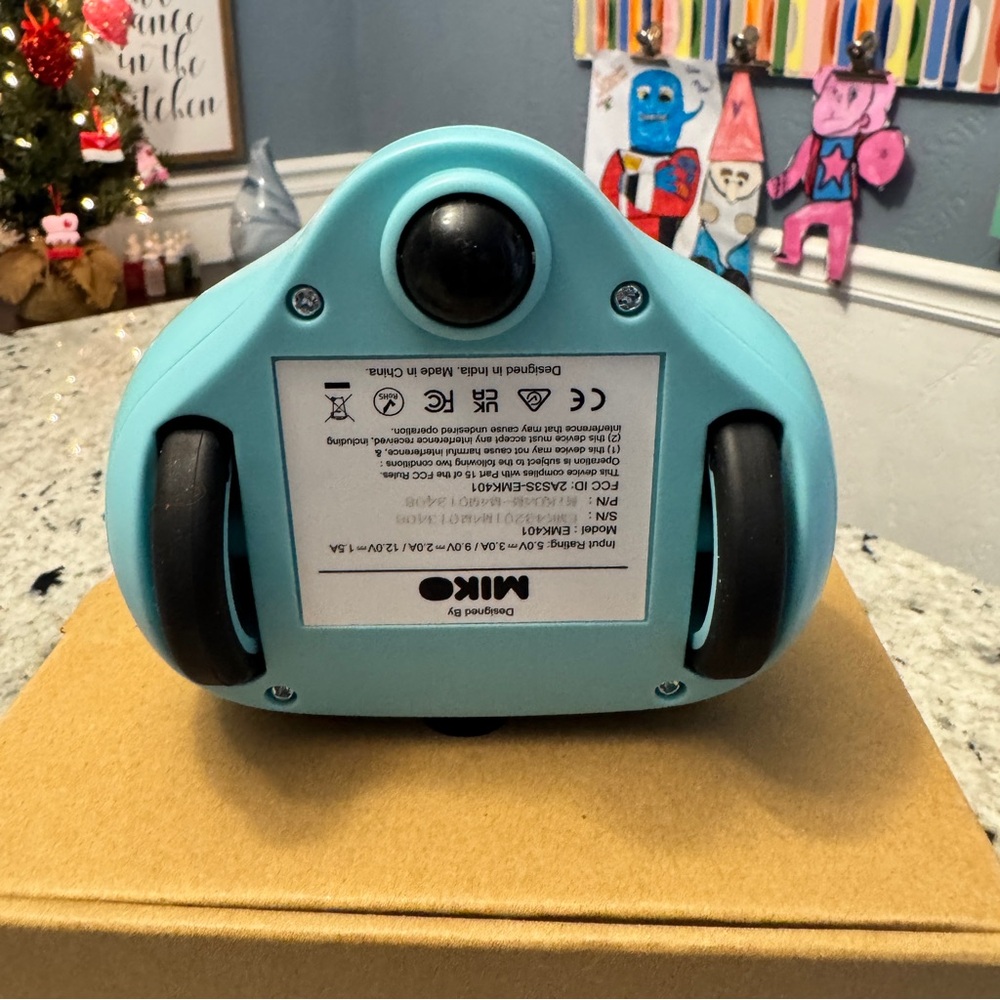 Blue Interactive Robot on Box - Picture 4 of 5